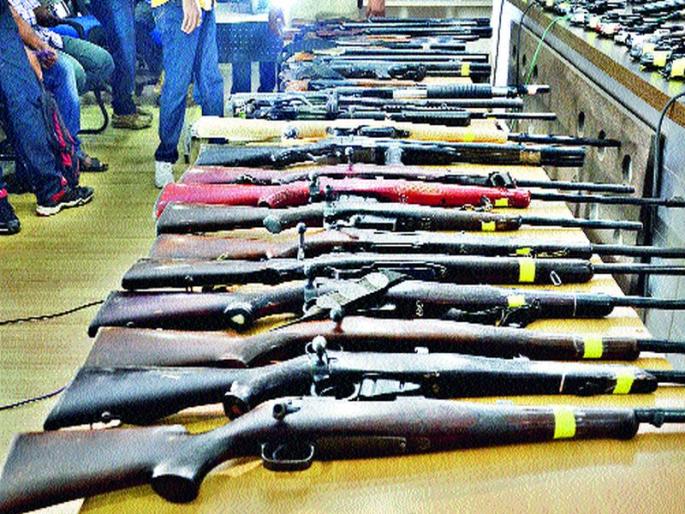 Three killed; Cadetes, rifles, seized arms and ammunition near the moonlight, near the Revolver | घातपाताचा कट उधळला : तिघांना अटक; काडतुसे, रायफली, रिव्हॉल्व्हर ताब्यात चांदवडजवळ शस्त्रसाठा जप्त Three killed; Cadetes, rifles, seized arms and ammunition near the moonlight, near the Revolver | घातपाताचा कट उधळला : तिघांना अटक; काडतुसे, रायफली, रिव्हॉल्व्हर ताब्यात चांदवडजवळ शस्त्रसाठा जप्त