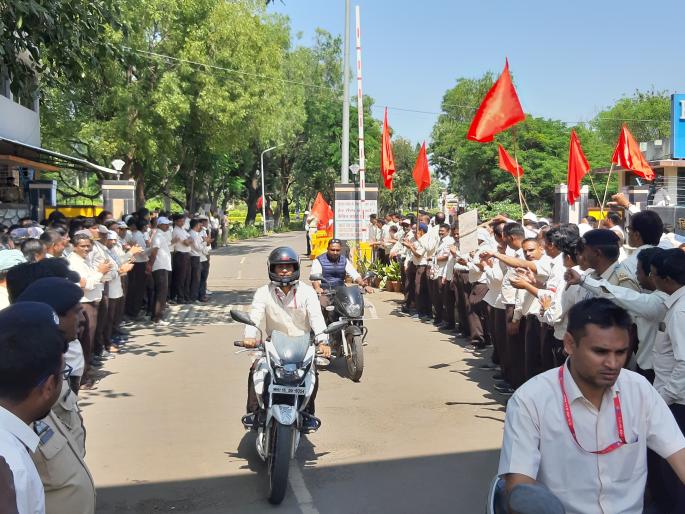 The termination of HAL workers also started the next day | एचएएल कामगारांचा संप दुसऱ्या दिवशीही सुरू The termination of HAL workers also started the next day | एचएएल कामगारांचा संप दुसऱ्या दिवशीही सुरू