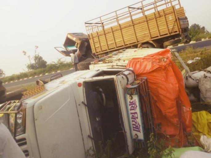 Accident on the worker's vehicle; One killed, 3 injured | मजुरांच्या वाहनाला अपघात; एक जण ठार, २५ जखमी Accident on the worker's vehicle; One killed, 3 injured | मजुरांच्या वाहनाला अपघात; एक जण ठार, २५ जखमी