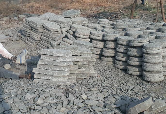 The shape of the stone becomes source of subsistance | टाकीचे घाव देतो दगडाला आकार अन् जीवनाचा आधार The shape of the stone becomes source of subsistance | टाकीचे घाव देतो दगडाला आकार अन् जीवनाचा आधार