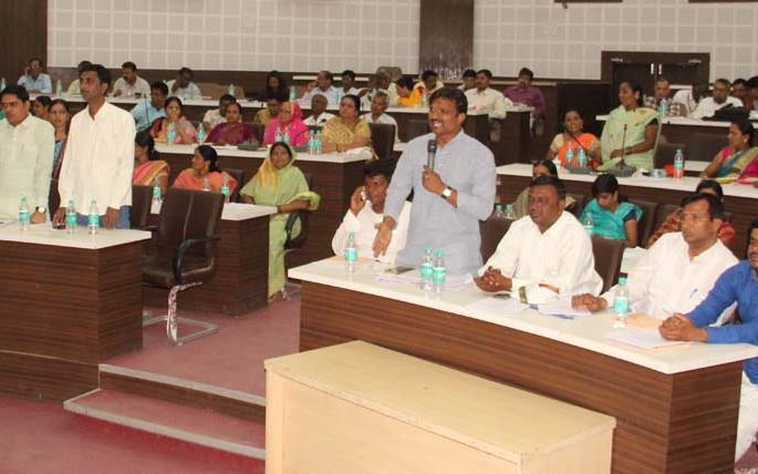 A meeting was held on the topic of returning 36 crores | ३६ कोटी परत गेल्याच्या विषयावरून सभा गाजली A meeting was held on the topic of returning 36 crores | ३६ कोटी परत गेल्याच्या विषयावरून सभा गाजली