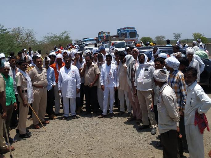 Stop the path not to give water to Parbhani | परभणीला पाणी न देण्यासाठी रास्ता रोको Stop the path not to give water to Parbhani | परभणीला पाणी न देण्यासाठी रास्ता रोको