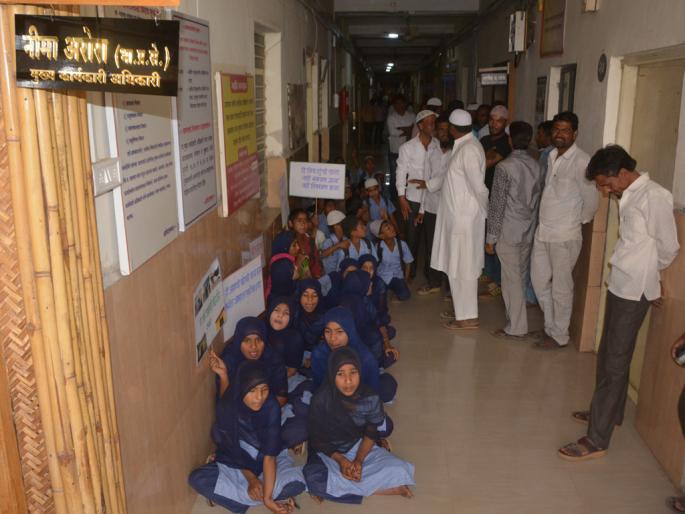 School class at Jalna Zilla Parishad ! | जिल्हा परिषदेतच भरली शाळा ! School class at Jalna Zilla Parishad ! | जिल्हा परिषदेतच भरली शाळा !