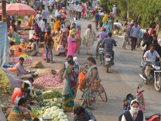 Looted in the market in the name of recovery! | वसुलीच्या नावाखाली आठवडी बाजारात लूट !