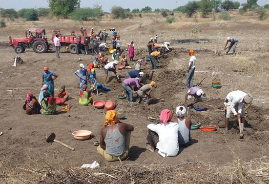 Priority to work by machine; Looks for job guarantee | यंत्राद्वारे कामांना प्राधान्य; रोजगाराची हमी दिसेना Priority to work by machine; Looks for job guarantee | यंत्राद्वारे कामांना प्राधान्य; रोजगाराची हमी दिसेना