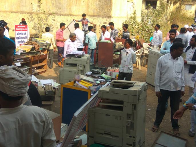 Start of demolishing of encroachments in Jafarabad | जाफराबादेत अतिक्रमण हटविण्यास सुरुवात Start of demolishing of encroachments in Jafarabad | जाफराबादेत अतिक्रमण हटविण्यास सुरुवात