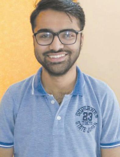 Fathers sold on handcuffs; The mother educator and son became a software engineer | वडिलांनी हातगाडीवर विकले फुटाणे; आई शिक्षिका अन् मुलगा झाला सॉफ्टवेअर इंजिनिअर Fathers sold on handcuffs; The mother educator and son became a software engineer | वडिलांनी हातगाडीवर विकले फुटाणे; आई शिक्षिका अन् मुलगा झाला सॉफ्टवेअर इंजिनिअर