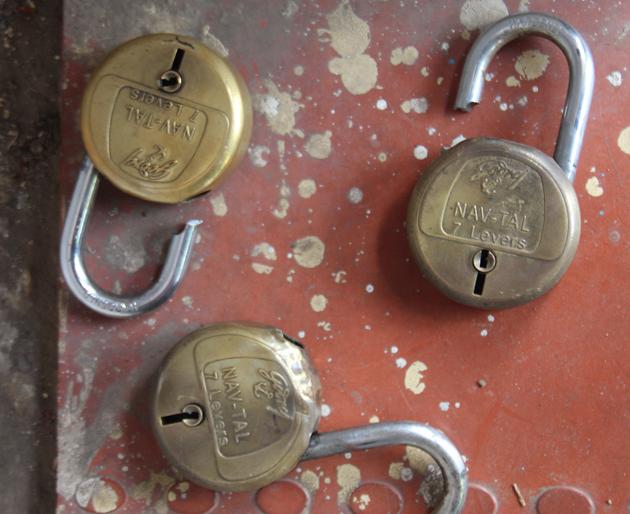 Trying to break the safe in the Strong Room | स्ट्राँग रूममधील तिजोरी फोडण्याचा प्रयत्न Trying to break the safe in the Strong Room | स्ट्राँग रूममधील तिजोरी फोडण्याचा प्रयत्न