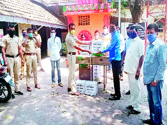 Masks, sanitizer kits for those who fight Corona | कोरोनाशी लढणाऱ्यांना मास्क, सॅनिटायझर किट