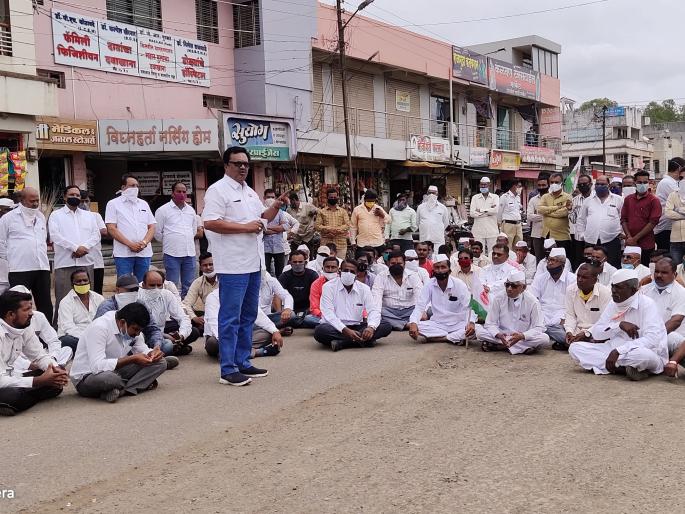 Central government announces ban on onion exports | केंद्र सरकारने कांदा निर्यातीवर बंदी कळवणला सर्वपक्षीय आंदोलन Central government announces ban on onion exports | केंद्र सरकारने कांदा निर्यातीवर बंदी कळवणला सर्वपक्षीय आंदोलन