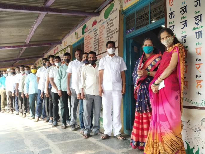 Peaceful polling for 652 gram panchayats in the district | जिल्ह्यातील ६५२ ग्रामपंचायतींसाठी शांततेत मतदान Peaceful polling for 652 gram panchayats in the district | जिल्ह्यातील ६५२ ग्रामपंचायतींसाठी शांततेत मतदान