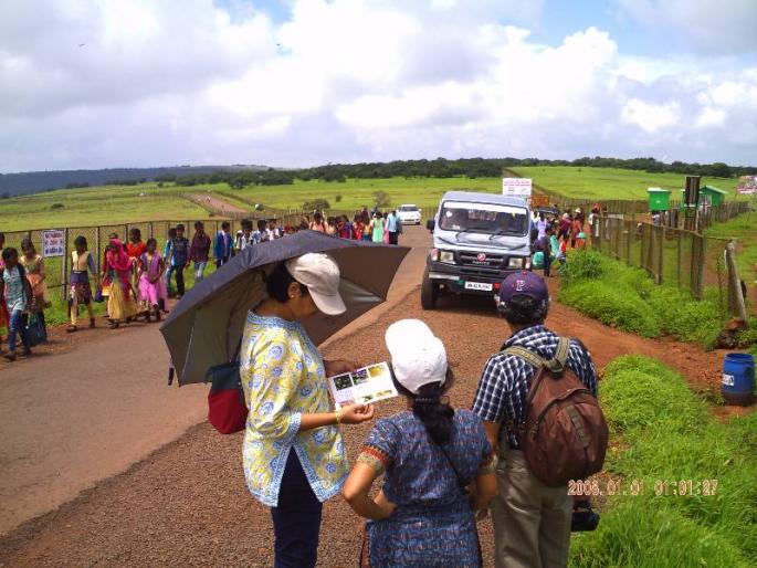 The increase in the safety of Kas Plateau, twenty-four hours on the private safety plateau | सातारा : कास पठाराच्या सुरक्षेत वाढ, खासगी सुरक्षारक्षक पठारावर चोवीस तास The increase in the safety of Kas Plateau, twenty-four hours on the private safety plateau | सातारा : कास पठाराच्या सुरक्षेत वाढ, खासगी सुरक्षारक्षक पठारावर चोवीस तास