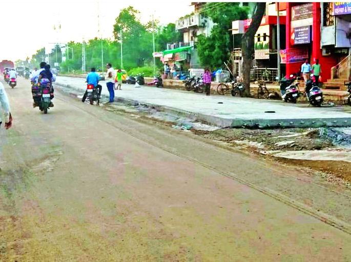 Khamgaon: Road construction without reinforcement | खामगाव: मजबूतीकरण न करता रस्ता निर्मितीचे काम Khamgaon: Road construction without reinforcement | खामगाव: मजबूतीकरण न करता रस्ता निर्मितीचे काम