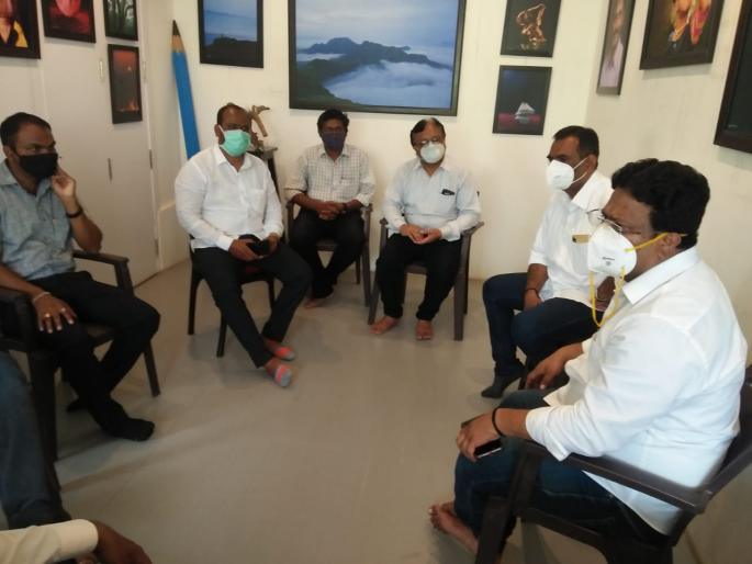 Politics-Congress accuses vegetable growers, slum dwellers, locals of embracing | भाजीवाले, गाळेधारक, स्थानिक रहिवासी यांना वेठीस धरत श्रेयासाठी राजकारण-काँग्रेसचा आरोप Politics-Congress accuses vegetable growers, slum dwellers, locals of embracing | भाजीवाले, गाळेधारक, स्थानिक रहिवासी यांना वेठीस धरत श्रेयासाठी राजकारण-काँग्रेसचा आरोप