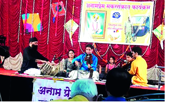 Violin tunes for honest rickshaw drivers | प्रामाणिक रिक्षाचालकांसाठी वाजले व्हायोलिनचे सूर Violin tunes for honest rickshaw drivers | प्रामाणिक रिक्षाचालकांसाठी वाजले व्हायोलिनचे सूर