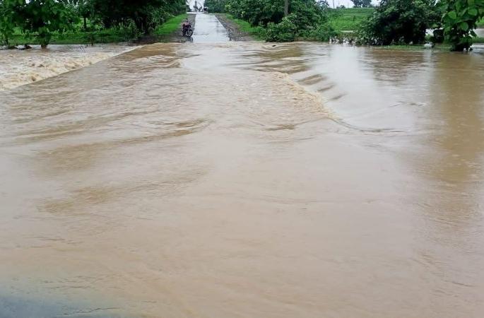 Heavy rains in Vidarbha lead to blockage of major roads | विदर्भात अतिवृष्टीमुळे दाणादाण, प्रमुख मार्ग ठप्प