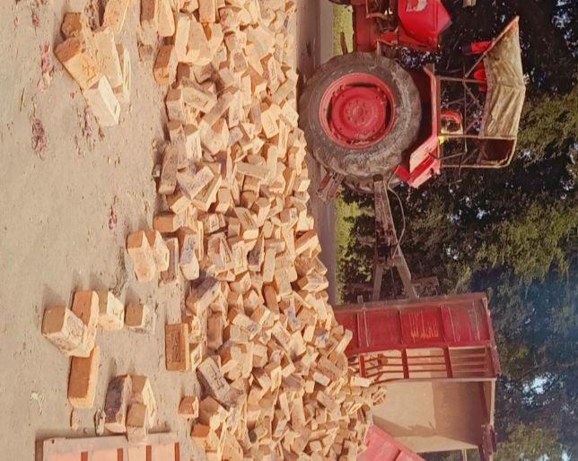 A trolley full of bricks overturned in Lasalgaon | लासलगावी विटांनी भरलेली ट्रॉली उलटली A trolley full of bricks overturned in Lasalgaon | लासलगावी विटांनी भरलेली ट्रॉली उलटली
