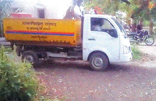 The dead body of the untimely carcass trash spilled through the car | बेवारस मृतदेहाची लोणंद कचरा गाडीतून फरपट-माणुसकीला काळिमा The dead body of the untimely carcass trash spilled through the car | बेवारस मृतदेहाची लोणंद कचरा गाडीतून फरपट-माणुसकीला काळिमा