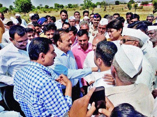 Inspection of drought-affected areas by Guardian Minister | पालकमंत्र्यांकडून दुष्काळी भागाची पाहणी Inspection of drought-affected areas by Guardian Minister | पालकमंत्र्यांकडून दुष्काळी भागाची पाहणी