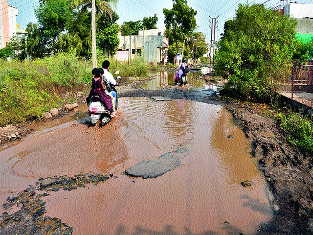 The nature of the lake in the area of Soygaon | सोयगाव परिसराला तलावाचे स्वरूप The nature of the lake in the area of Soygaon | सोयगाव परिसराला तलावाचे स्वरूप