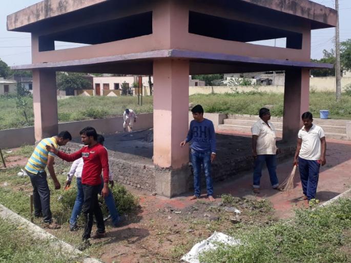 Plantation by the cleanliness of the Cemetery; | मायणीत स्मशानभूमीची स्वच्छता करून वृक्षारोपण, सरसावली तरुणाई Plantation by the cleanliness of the Cemetery; | मायणीत स्मशानभूमीची स्वच्छता करून वृक्षारोपण, सरसावली तरुणाई