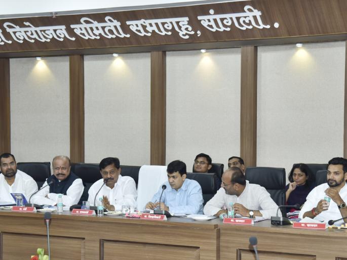 Spend the money in the invested fund: Subhash Deshmukh | अखर्चित निधी मुदतीत खर्च करा : सुभाष देशमुख