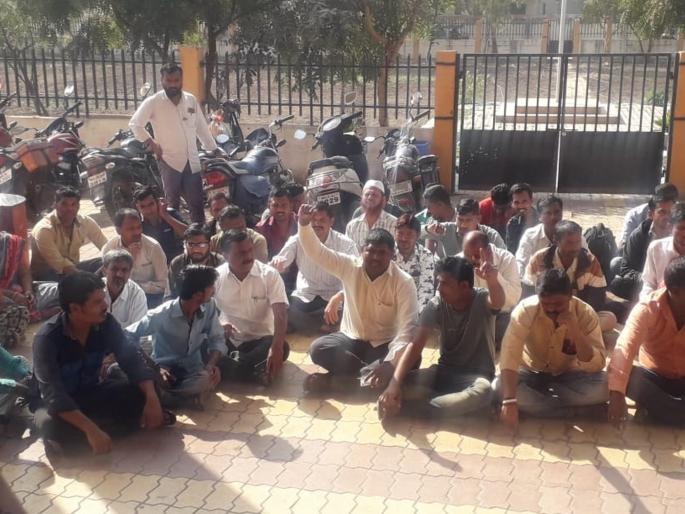 Employees' agitation to Malegaon over dues | थकीत वेतन प्रश्नी मालेगावला कर्मचाऱ्यांचे आंदोलन Employees' agitation to Malegaon over dues | थकीत वेतन प्रश्नी मालेगावला कर्मचाऱ्यांचे आंदोलन