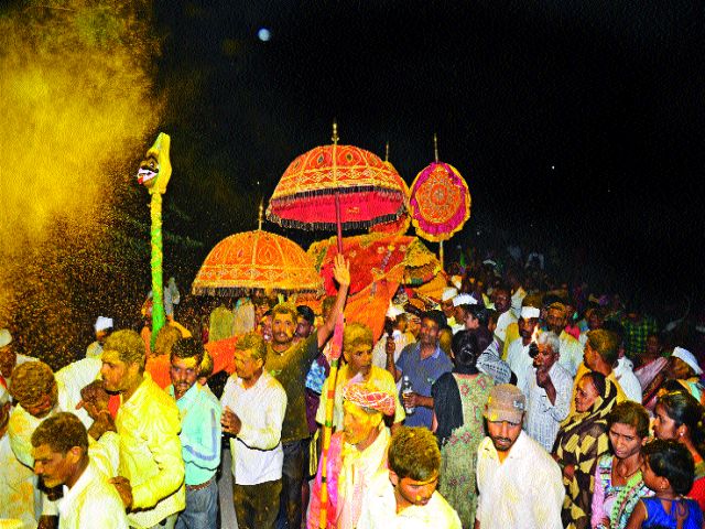 After the celebration of Godhra, the hailstorm stoppage | देवभेटीच्या सोहळ्यानंतर मºहळकरांचा पांगरी मुक्काम After the celebration of Godhra, the hailstorm stoppage | देवभेटीच्या सोहळ्यानंतर मºहळकरांचा पांगरी मुक्काम