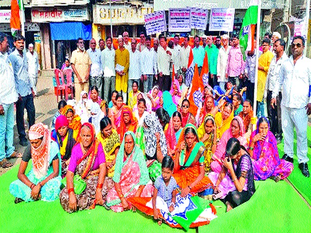 The protest marches on a controversial book | वादग्रस्त पुस्तकाच्या निषेधार्थ मोर्चा The protest marches on a controversial book | वादग्रस्त पुस्तकाच्या निषेधार्थ मोर्चा