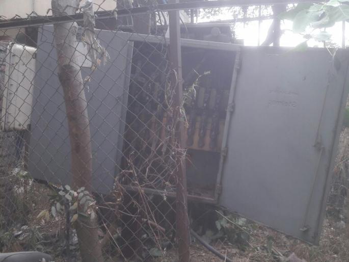 Rohit's shock when drawing kite in Nashik: son injured | नाशिकमध्ये पतंग काढताना विद्युत रोहित्राचा शॉक : मुलगा जखमी Rohit's shock when drawing kite in Nashik: son injured | नाशिकमध्ये पतंग काढताना विद्युत रोहित्राचा शॉक : मुलगा जखमी