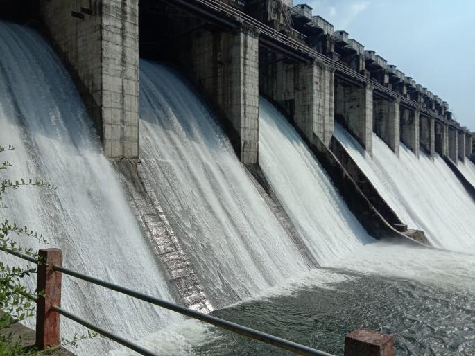 Heavy rains continue in the district ... Discharge of water from dams starts, flood on Bhima river | जिल्ह्यात रिमझिम पाऊस सुरू...धरणांमधून पाण्याचा विसर्ग सुरू, भीमा नदीला महापूर