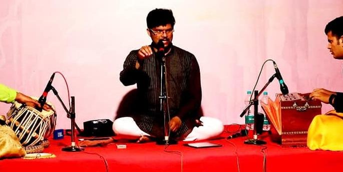 Sawantwadikar enchanted with flowing songs | बहारदार गाण्यांनी सावंतवाडीकर मंत्रमुग्ध, त्रिपुरारी पौर्णिमेनिमित्त आयोजन Sawantwadikar enchanted with flowing songs | बहारदार गाण्यांनी सावंतवाडीकर मंत्रमुग्ध, त्रिपुरारी पौर्णिमेनिमित्त आयोजन