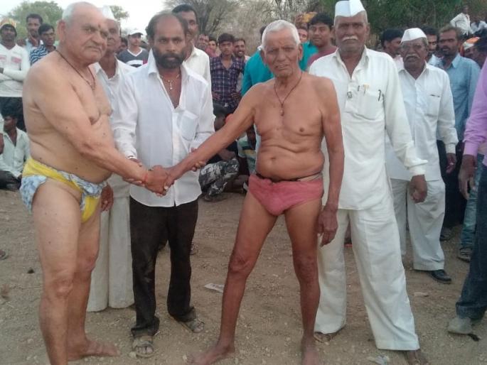 Wrestling akhada by senior wrestlers | ज्येष्ठ मल्लांनी गाजविला कुस्तीचा आखाडा  Wrestling akhada by senior wrestlers | ज्येष्ठ मल्लांनी गाजविला कुस्तीचा आखाडा