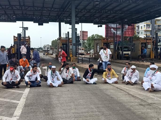 Block the NCP's path against onion export ban | कांदा निर्यात बंदी विरुद्ध राष्ट्रवादीचे रास्ता रोको Block the NCP's path against onion export ban | कांदा निर्यात बंदी विरुद्ध राष्ट्रवादीचे रास्ता रोको