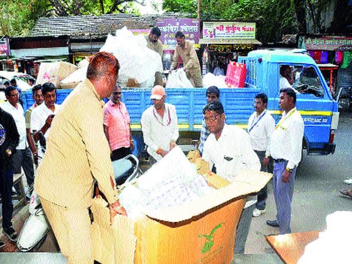 Plastic seized for truck | ट्रकभर प्लॅस्टिक जप्त