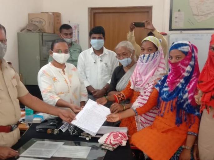 Women's sit-in agitation for alcohol ban in Devmogra colony | देवमोगरा वसाहतीत दारूबंदीसाठी महिलांचे ठिय्या आंदोलन Women's sit-in agitation for alcohol ban in Devmogra colony | देवमोगरा वसाहतीत दारूबंदीसाठी महिलांचे ठिय्या आंदोलन