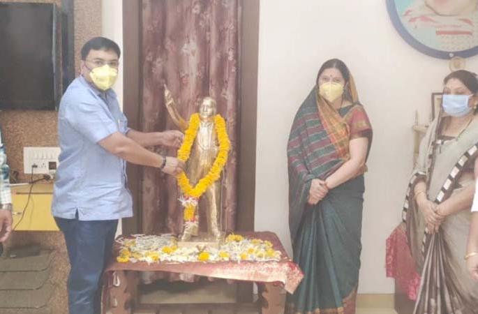 Corona celebrates Bhima Jayanti by offering liberation | कोरोना मुक्तीची वंदना करुन भीमजयंती साजरी