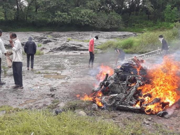 Lack of shed in Sivan river | शेडअभावी शिवण नदीत अंत्यविधीचा नाईलाज