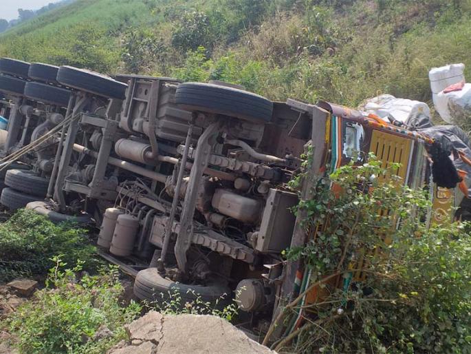 Accident with truck overturned due to road accident | रस्ता खचल्यामुळे ट्रक उलटून अपघात Accident with truck overturned due to road accident | रस्ता खचल्यामुळे ट्रक उलटून अपघात