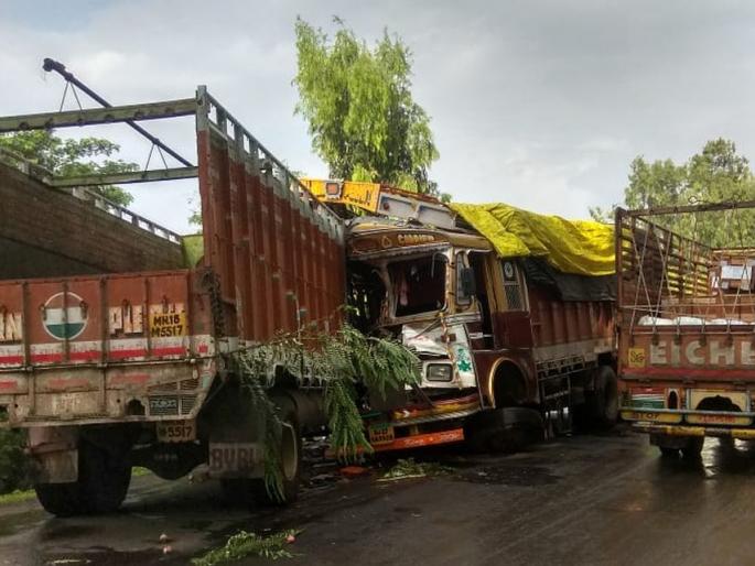 Truck-Trawler kills driver | ट्रक-ट्रॉलाच्या धडकेत चालक ठार Truck-Trawler kills driver | ट्रक-ट्रॉलाच्या धडकेत चालक ठार