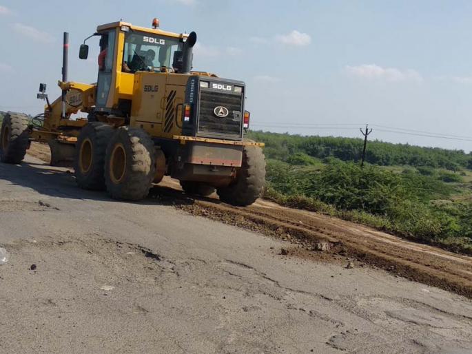 The use of clay to drill pits | खड्डे बुजविण्यासाठी मातीचा वापर The use of clay to drill pits | खड्डे बुजविण्यासाठी मातीचा वापर