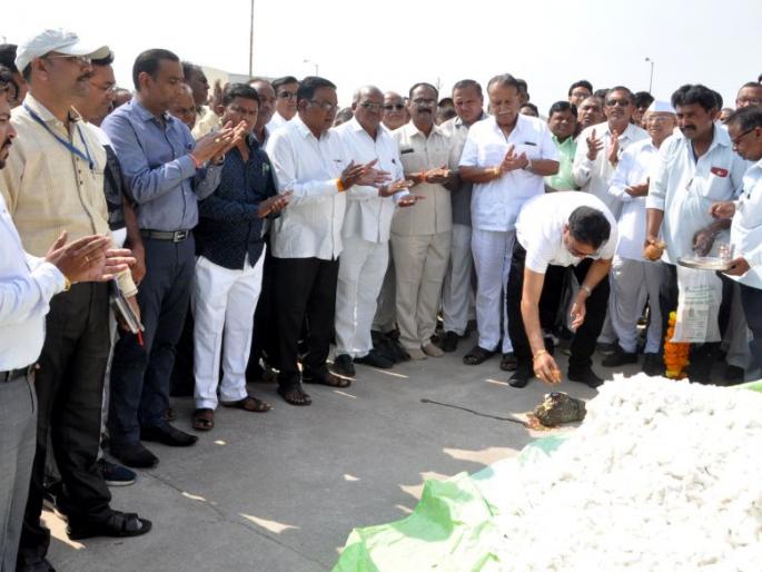 Auction process closed on the day of purchase of cotton | कापूस खरेदीच्या दिवशीच बंद पाडली लिलाव प्रक्रिया Auction process closed on the day of purchase of cotton | कापूस खरेदीच्या दिवशीच बंद पाडली लिलाव प्रक्रिया