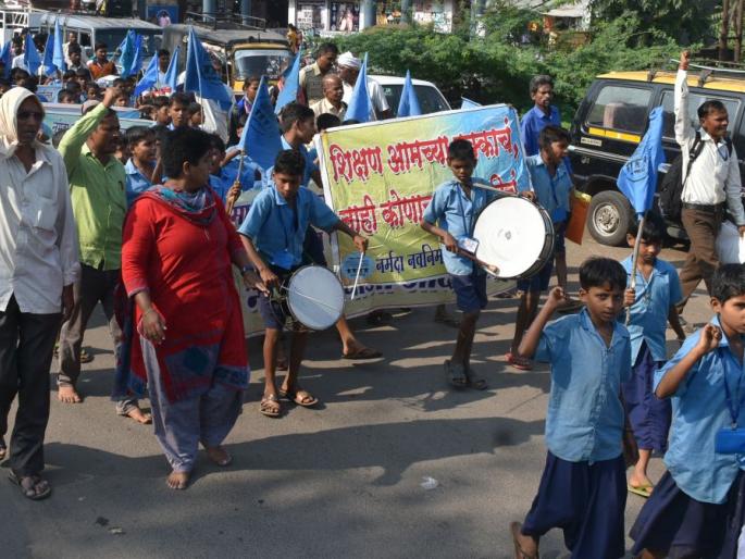 Facilitator knocked out for convenience: Collector's door | सुविधांसाठी विद्याथ्र्यानी ठोठावला जिल्हाधिका:यांचा दरवाजा Facilitator knocked out for convenience: Collector's door | सुविधांसाठी विद्याथ्र्यानी ठोठावला जिल्हाधिका:यांचा दरवाजा