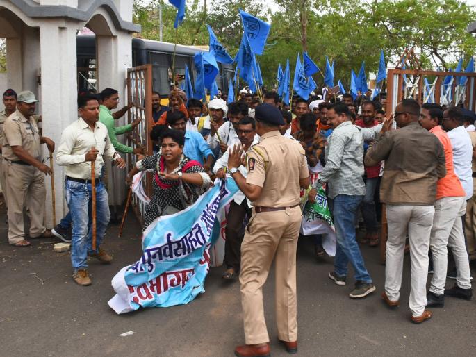Sardar Sarovar disrupted the Collector's office | सरदार सरोवर विस्थापीतांची जिल्हाधिकारी कार्यालयावर धडक Sardar Sarovar disrupted the Collector's office | सरदार सरोवर विस्थापीतांची जिल्हाधिकारी कार्यालयावर धडक
