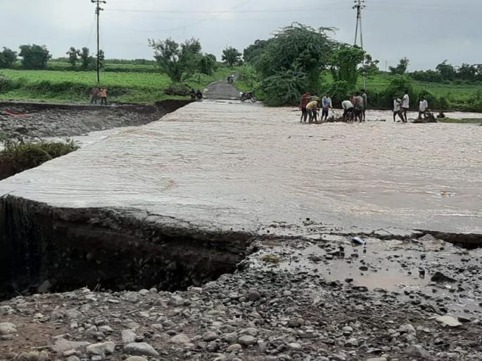 Four villages in Taloda taluka are out of touch due to the breaking of the floor | फरशीपूल तुटल्याने तळोदा तालुक्यातील चार गावे संपर्काबाहेर