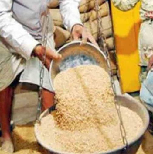 Due to poor roads, beneficiaries are deprived of cheap food | रस्त्यांच्या दुरवस्थेने लाभार्थी स्वस्त धान्यापासून वंचित