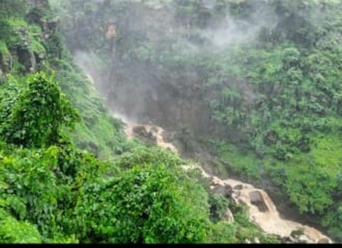 The waterfalls in Satpuda overflowed | सातपुड्यातील धबधबे ओसंडले