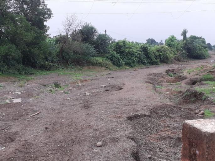 The Nizra river flowing in Taloda taluka dried up for the first time in 100 years | १०० वर्षात प्रथमच कोरडी पडली तळोदा तालुक्यात वाहणारी निझरा नदी