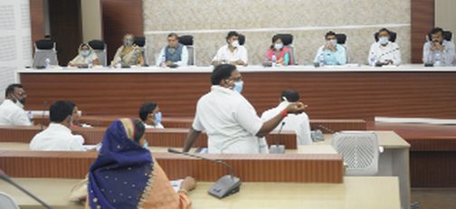 Variety of medicines in remote health centers | दुर्गम भागातील आरोग्य केंद्रात औषधींची वाणवा