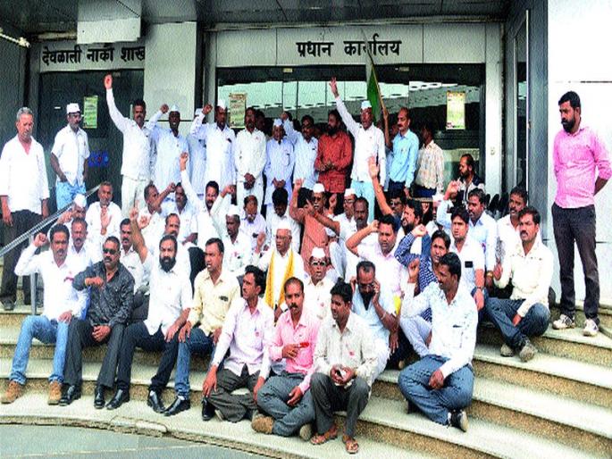 Swabhimani Shetkari Sanghatana's district hit the bank | स्वाभिमानी शेतकरी संघटनेची जिल्हा बॅँकेवर धडक Swabhimani Shetkari Sanghatana's district hit the bank | स्वाभिमानी शेतकरी संघटनेची जिल्हा बॅँकेवर धडक